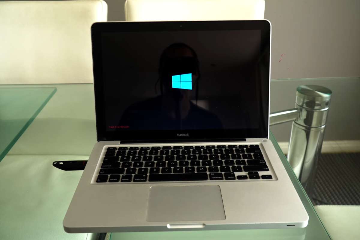 microsoft e apple si incontrano in un macbook che fa girare windows