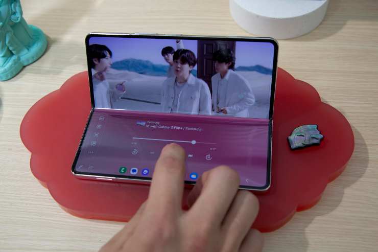 Samsung nuovo smartphone semplificare vita utenti