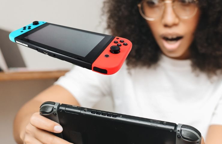 Ragazza gioca alla Nintendo Switch