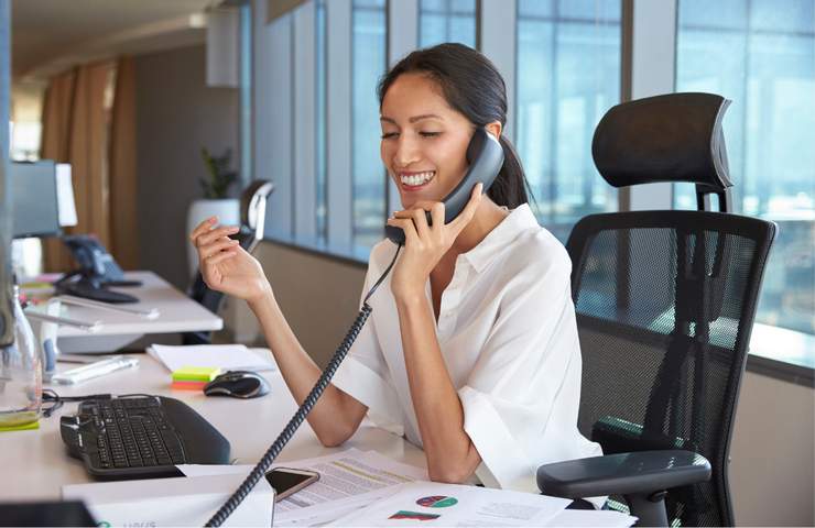 ragazza a telefono