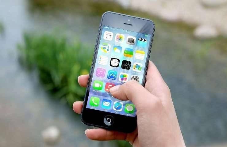 smartphone tra le mani 