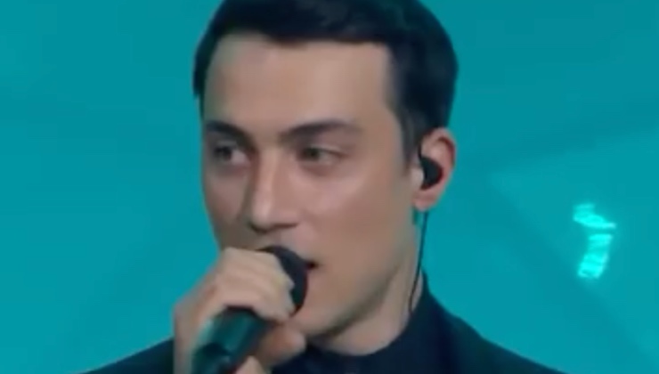 L’attore Matteo Paolillo canta sul palco di Sanremo 
