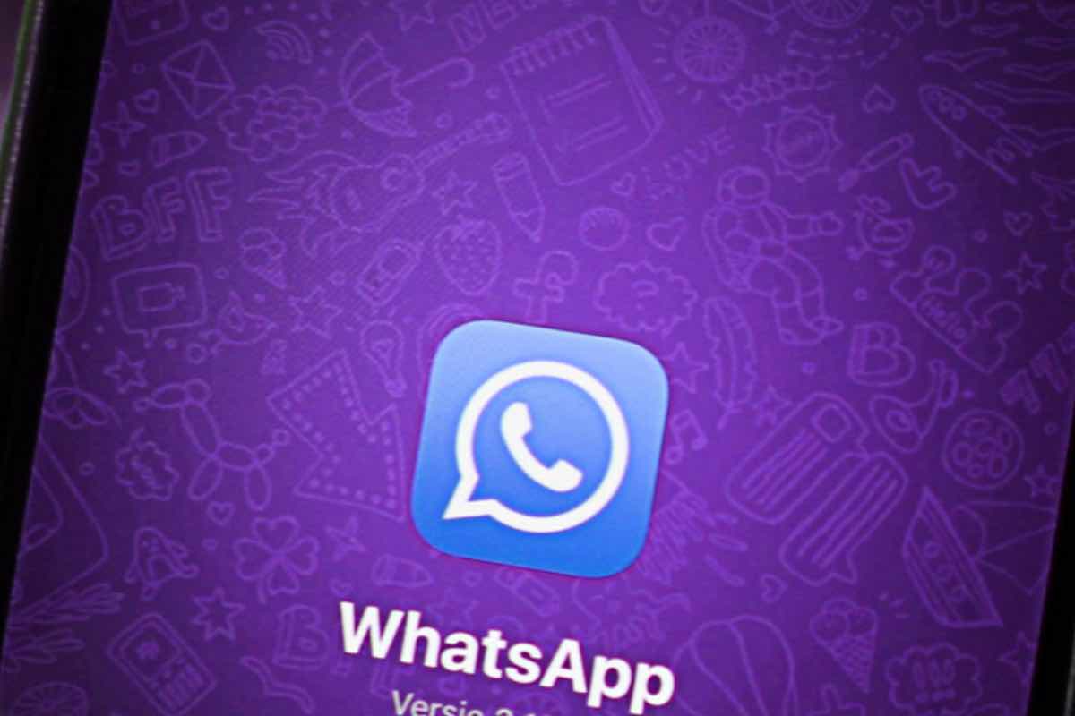 Sfondo principale di WhatsApp con modalità viola