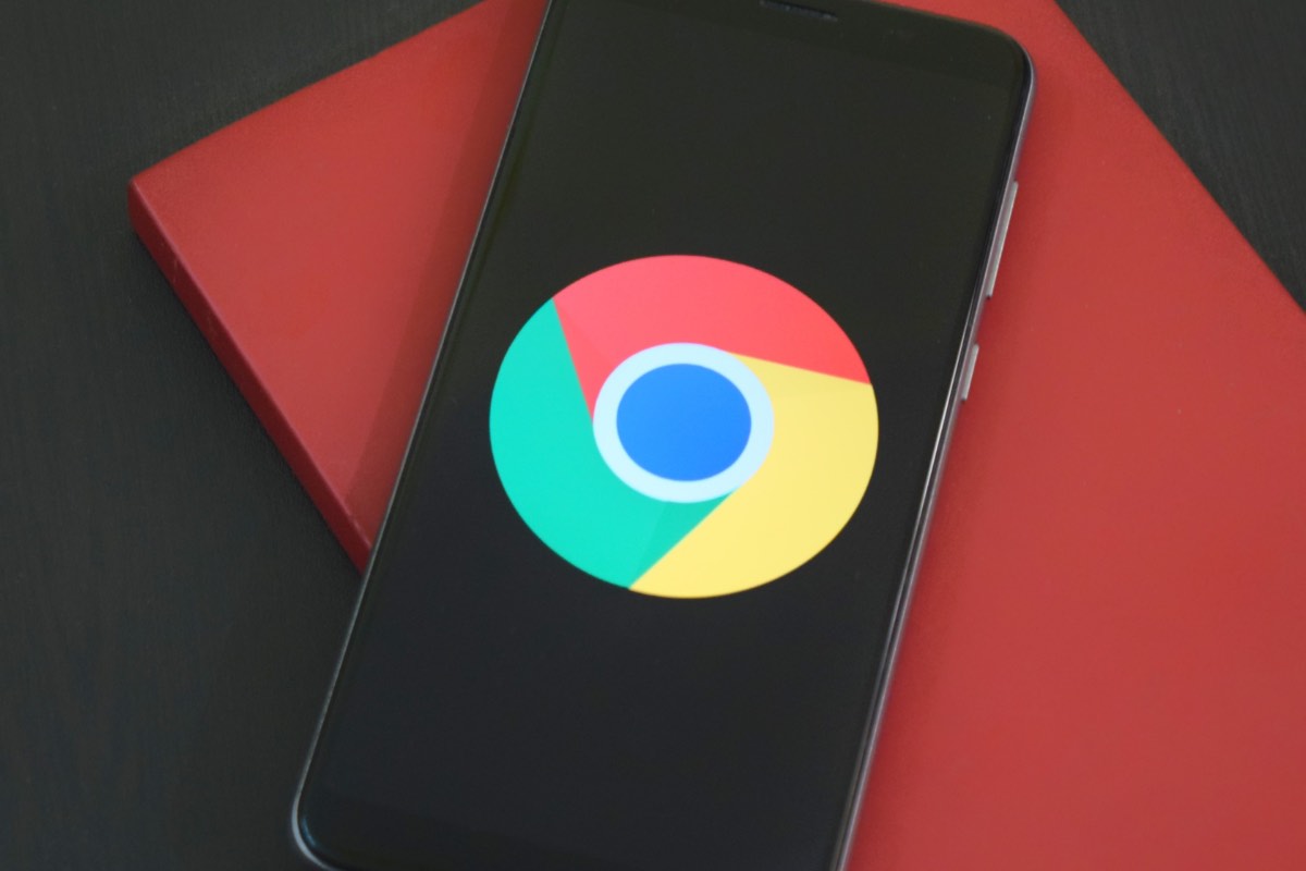 Logo Google sulla schermata di uno smartphone