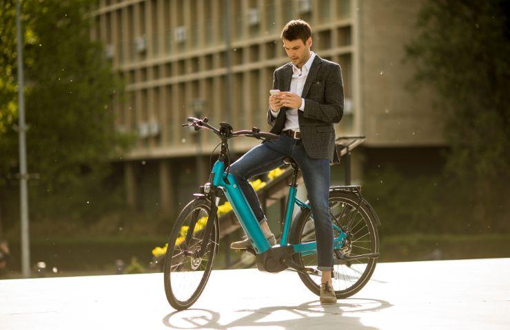 Ragazzo si reca a lavoro in bici