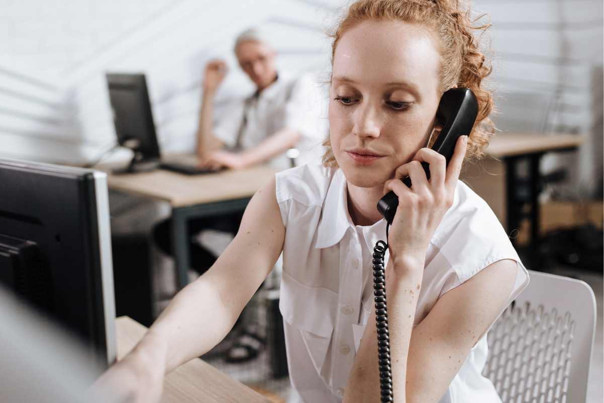 ragazza a telefono 