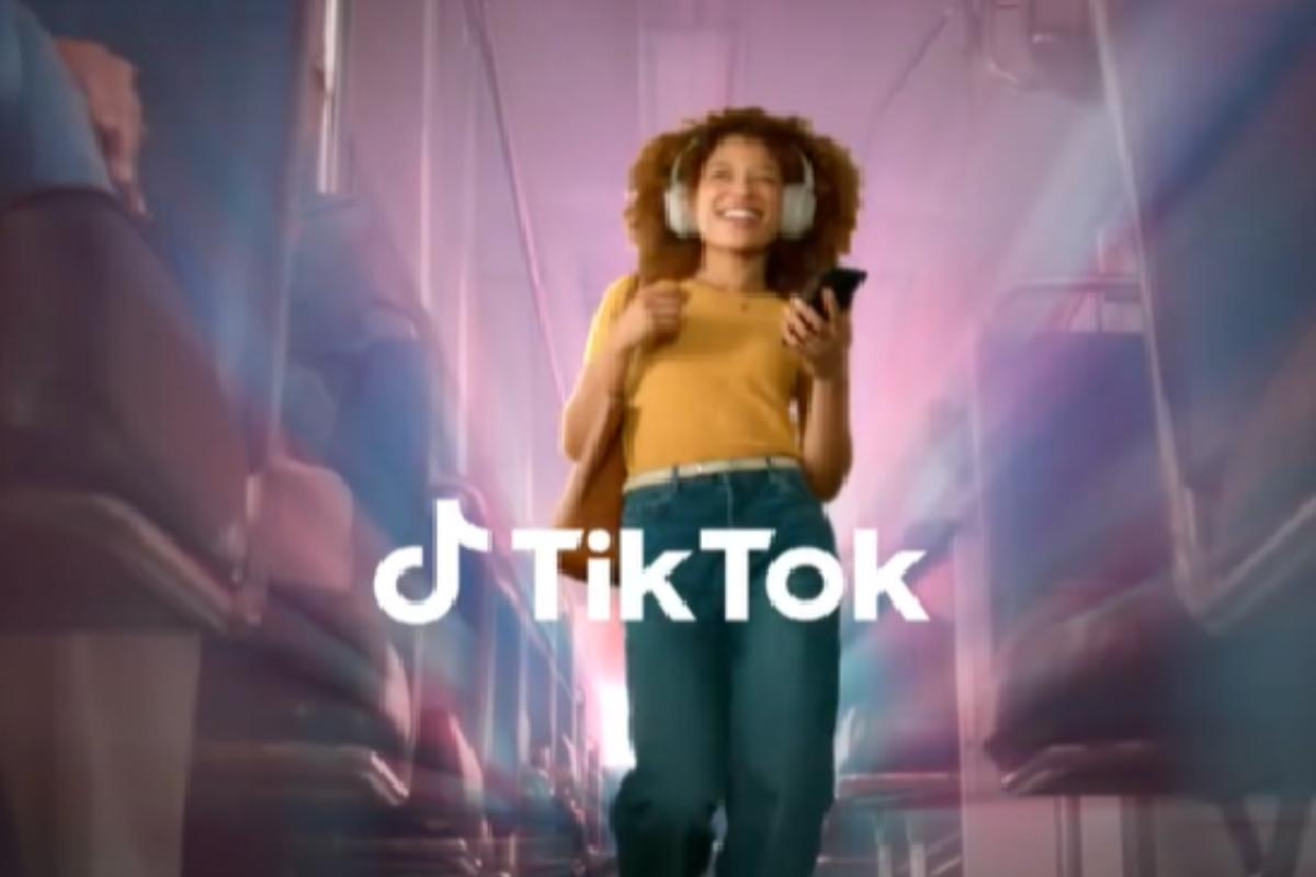 TikTok sfida WhatsApp nuove chat gruppo