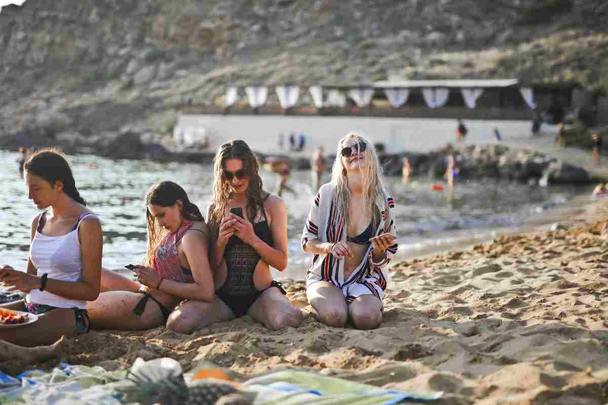 I rischi dell'uso del cellulare sulla spiaggia 